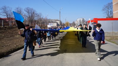 Акція у Новодністровську: за зниклих та полонених розгорнули прапор на 45 метрів