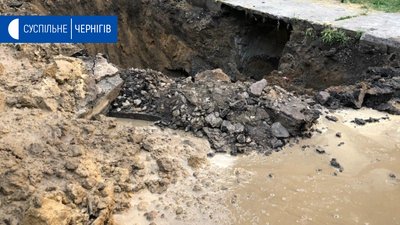 У Чернігові в мікрорайоні Шерстянка провалився каналізаційний колектор У Чернігові в мікрорайоні Шерстянка провалився каналізаційний колектор
