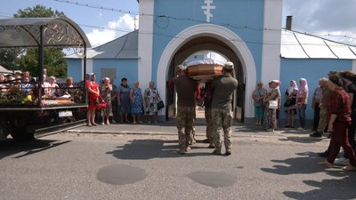 На фото військові виносять труну із тілом полеглої Інни Нявкевич.