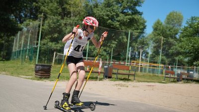 Учасник змагань з лижеролерів