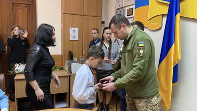 У Житомирі родинам загиблих військових передали державні нагороди У Житомирі родинам загиблих військових передали державні нагороди
