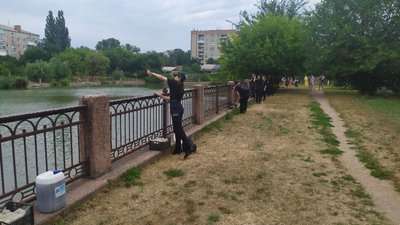 У Кропивницькому чистили ставок ЕМ-колобками У Кропивницькому чистили ставок ЕМ-колобками