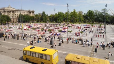 Більше тисячі виконавців заспівали гімн України на Соборній площі в Миколаєві