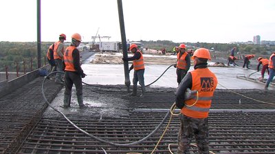 Будівельники завершують бетонування проїжджої частини мосту через Дніпро у Запоріжжі Будівельники завершують бетонування проїжджої частини мосту через Дніпро у Запоріжжі