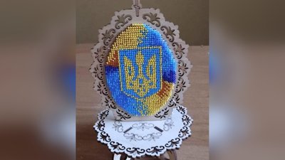 Дівчата з Миколаївщини виготовляють обереги для українських воїнів