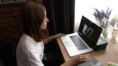 Лучанка за час дії воєнного стану написала та видала поетичну збірку. Гроші від продажів книги передає волонтерам Лучанка за час дії воєнного стану написала та видала поетичну збірку. Гроші від продажів книги передає волонтерам