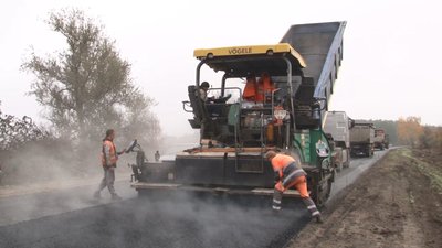У Мошнах на Черкащині ремонтують дорогу У Мошнах на Черкащині ремонтують дорогу