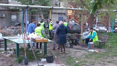 Ракетний удару по Дніпру: день по тому. Що відбувається на місці — фоторепортаж Ракетний удару по Дніпру: день по тому. Що відбувається на місці — фоторепортаж