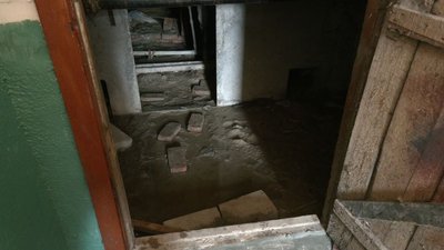 У луцькій багатоповерхівці четверту добу затоплює підвал. Як вирішують проблему