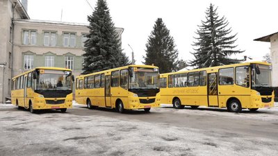 Шкільні автобуси, які отримали громади на Вінниччині