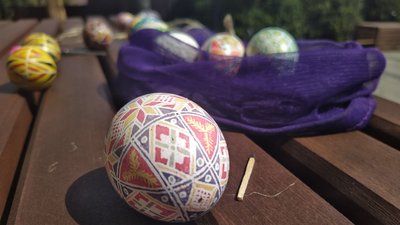 Львівські пластуни прикрасили писанками дерева у Домі Франка Львівські пластуни прикрасили писанками дерева у Домі Франка