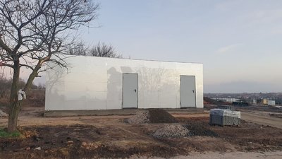 Будівництво дзеркальної вбиральні на Одещині: що відомо Будівництво дзеркальної вбиральні на Одещині: що відомо