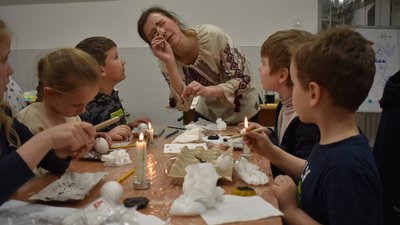 У громадах Буковини вимушених переселенців вчили розмальовувати писанки
