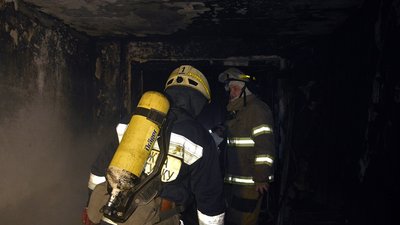 З багатоповерхівки Дніпра через сильне задимлення вогнеборці вивели 8 людей З багатоповерхівки Дніпра через сильне задимлення вогнеборці вивели 8 людей