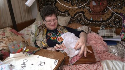 "Доки буду дихати, доти буду вишивати": хмельничанка із церебральним паралічем вишиває однією рукою