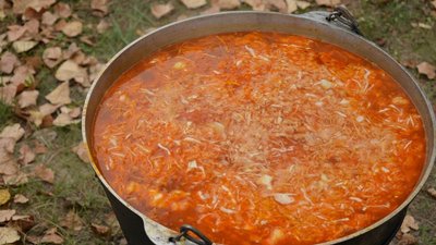 У Дніпрі влаштували свято борщу, де збирали гроші на армію У Дніпрі влаштували свято борщу, де збирали гроші на армію