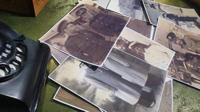 Для постановки використовують унікальні фото головного героя, а в декораціях – раритетні речі відповідної епохи з музейних та приватних колекцій. Для постановки використовують унікальні фото головного героя, а в декораціях – раритетні речі відповідної епохи з музейних та приватних колекцій.