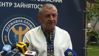 Директор обласного центру зайнятості Василь Цимбалюк Івано-Франківську на ярмарку вакансій Директор обласного центру зайнятості Василь Цимбалюк Івано-Франківську на ярмарку вакансій