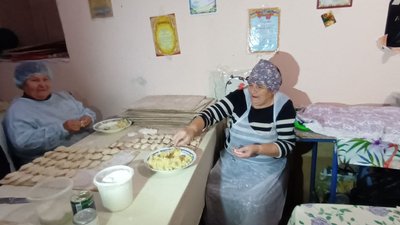 Вареники, консерви та цигарки-самокрутки: у Тернополі волонтери "Бункер С" щодня допомагають бійцям Вареники, консерви та цигарки-самокрутки: у Тернополі волонтери "Бункер С" щодня допомагають бійцям