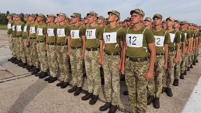 Курсанти Житомирщини тренуються, аби взяти участь у параді до 30-річчя Незалежності України Курсанти Житомирщини тренуються, аби взяти участь у параді до 30-річчя Незалежності України