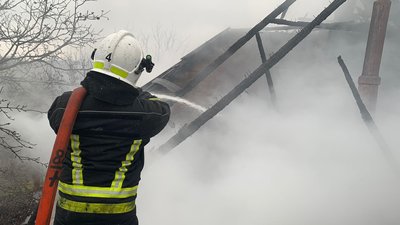 Працівник ДСНС гасить пожежу, 18 грудня 2024
