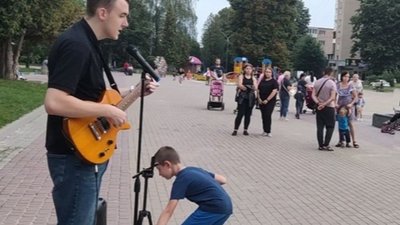 У Тернополі студенти співали на вулицях, щоб заробити гроші для військових У Тернополі студенти співали на вулицях, щоб заробити гроші для військових