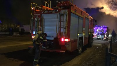 У Харкові загорілося кафе: як гасять пожежу У Харкові загорілося кафе: як гасять пожежу
