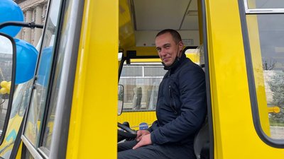 Черкаського виробництва з японськими двигунами: десять шкільних автобусів передали громадам області Черкаського виробництва з японськими двигунами: десять шкільних автобусів передали громадам області