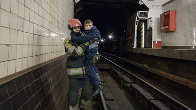 Рятувальники ДСНС евакуюють людей із поїзда метро, Київ