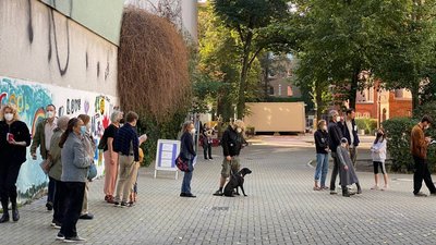 Вибори у Німеччині: у Берліні дільницю відкривали пожежники, а у Баварії — рекордна явка Вибори у Німеччині: у Берліні дільницю відкривали пожежники, а у Баварії — рекордна явка