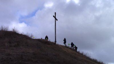 Дев’ятеро дітей, які лікувались від онкохвороб зійшли на курган Дев’ятеро дітей, які лікувались від онкохвороб зійшли на курган