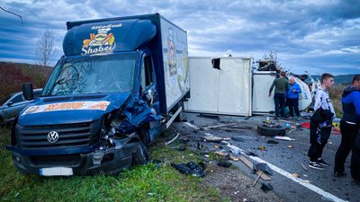 На Закарпатті зіткнулися 3 вантажівки та легковий автомобіль: двоє людей отримали травми
