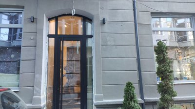 Нові двері, які встановили на місці столітніх Нові двері, які встановили на місці столітніх