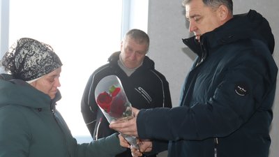 На Черкащині родині загиблого захисника вручили посмертний орден "За мужність" На Черкащині родині загиблого захисника вручили посмертний орден "За мужність"