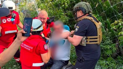 Медики та поліцейські надають допомогу пораненому