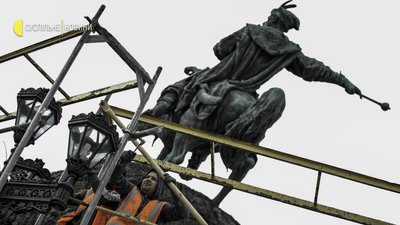 У Києві захищають пам’ятники від російських обстрілів У Києві захищають пам’ятники від російських обстрілів