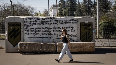 Жінка йде повз укриття в Краматорську 1 вересня 2026 року