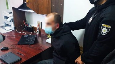 На Хмельниччині під час передачі хабаря поліцейському затримали чоловіка