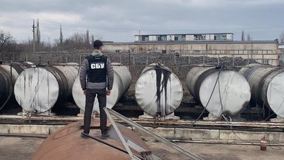 Працівникам заводу в Побузькому, які незаконно виготовляли паливо, оголосили про підозру