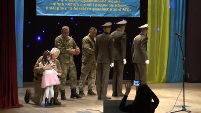 Іменні кулони-обереги вручили дітям загиблих прикарпатських атовців