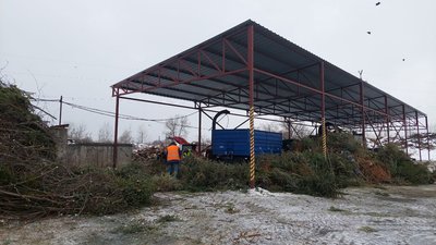 Переробка ялинок на компостувальній станції у Львові, 16 січня 2024. Переробка ялинок на компостувальній станції у Львові, 16 січня 2024.
