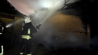 На Волині під час пожежі в будинку загинула жінка, також горів автомобіль На Волині під час пожежі в будинку загинула жінка, також горів автомобіль