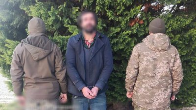 Зупинили неподалік кордону зі Словаччиною: на Закарпатті затримали іноземця
