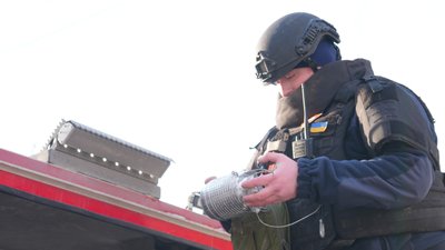 Поліцейський тримає дрон "Італмас"