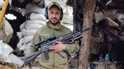 Прикордонник Олександр Назарук в окопі