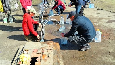 Чернігівці набирають воду Чернігівці набирають воду