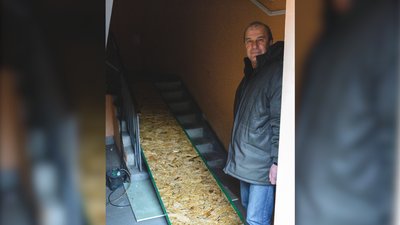 Жінка на візку не залишила байдужим: як рівнянин робив пандус у чужий під’їзд Жінка на візку не залишила байдужим: як рівнянин робив пандус у чужий під’їзд