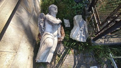 На Личаківському кладовищі у Львові реставрують зруйновані скульптури