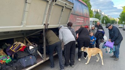 З громад Дніпропетровщини, що постійно обстрілюються, безоплатно евакуювали пів тисячі людей: як скористатися послугою