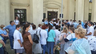 У Валках на Харківщині медики вийшли на протест: чого вимагають У Валках на Харківщині медики вийшли на протест: чого вимагають